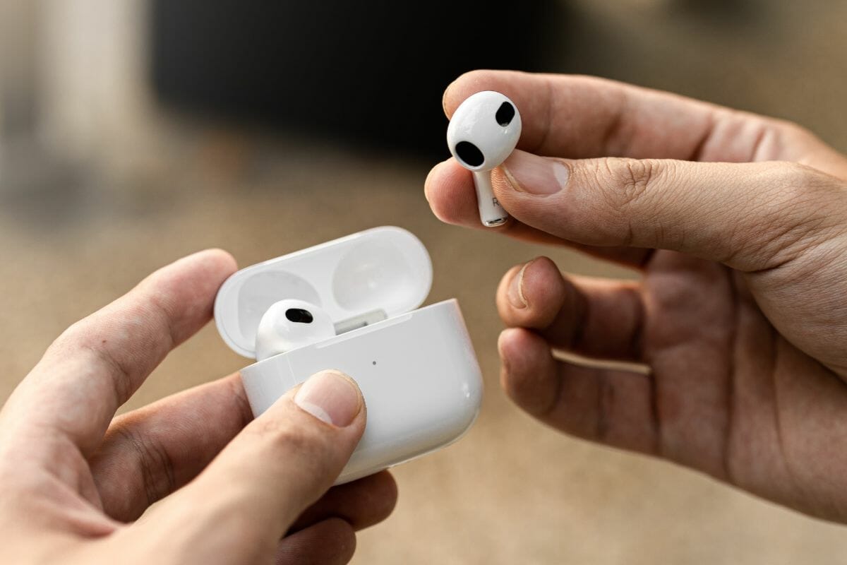 Why Do My AirPods Keep Disconnecting? 